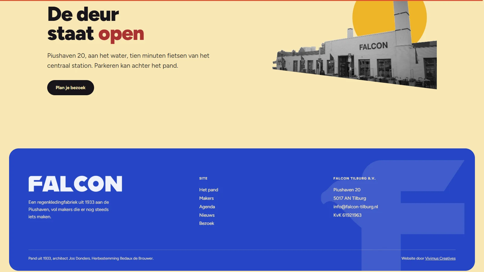 Het bezoekblok met een zwart-witfoto van het pand en de blauwe footer met adres en navigatie