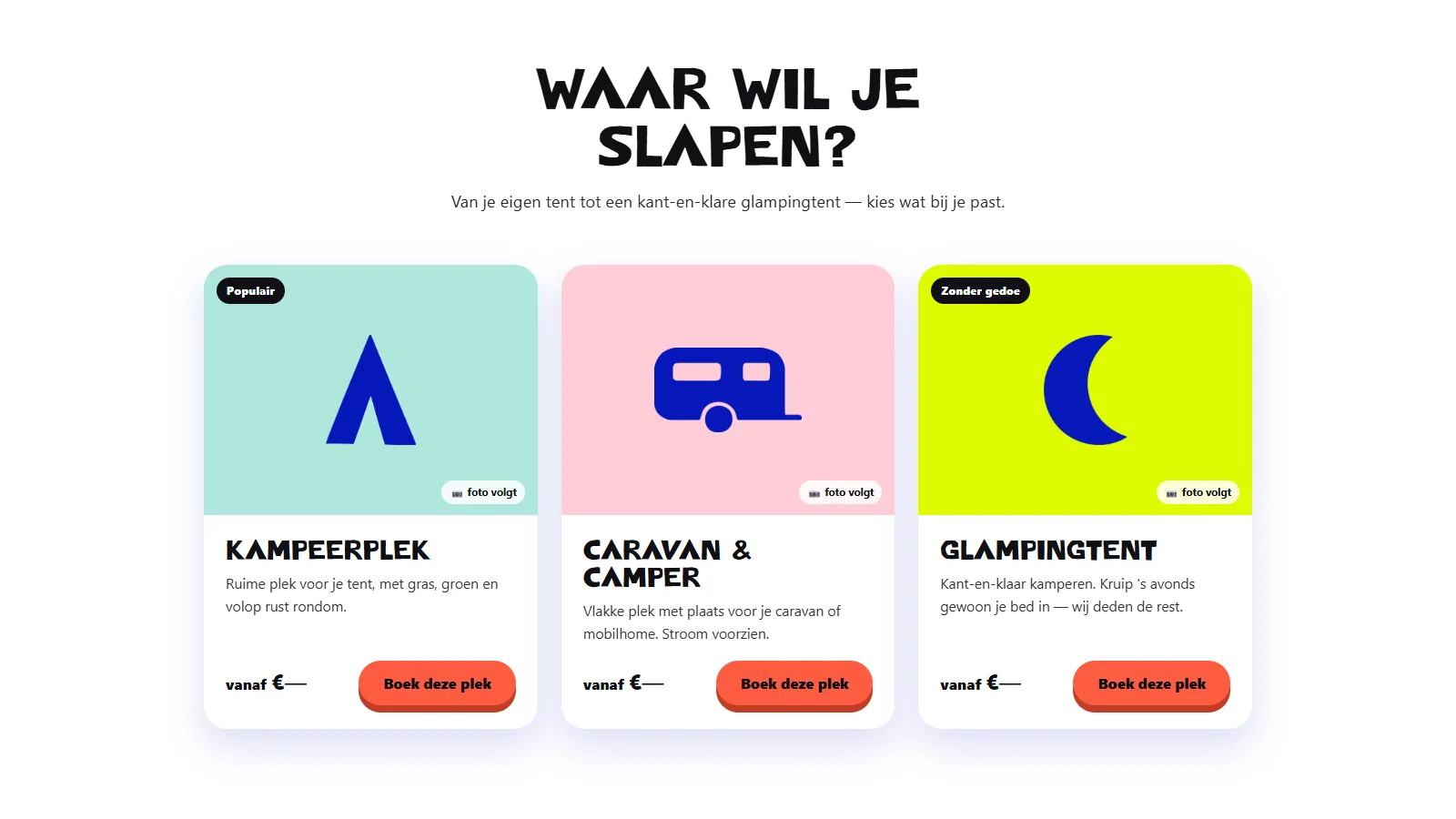 Drie kaarten voor kampeerplek, caravan en glampingtent, elk in een eigen pastelkleur met een groot icoon
