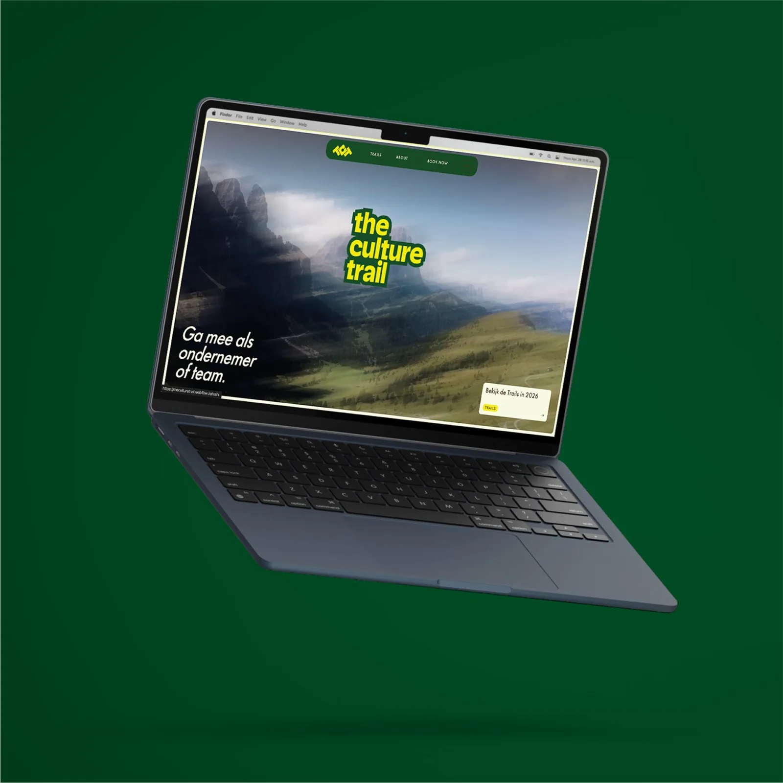 Een zwevende laptop op donkergroen met de homepage van The Culture Trail: bergen en het gele woordmerk