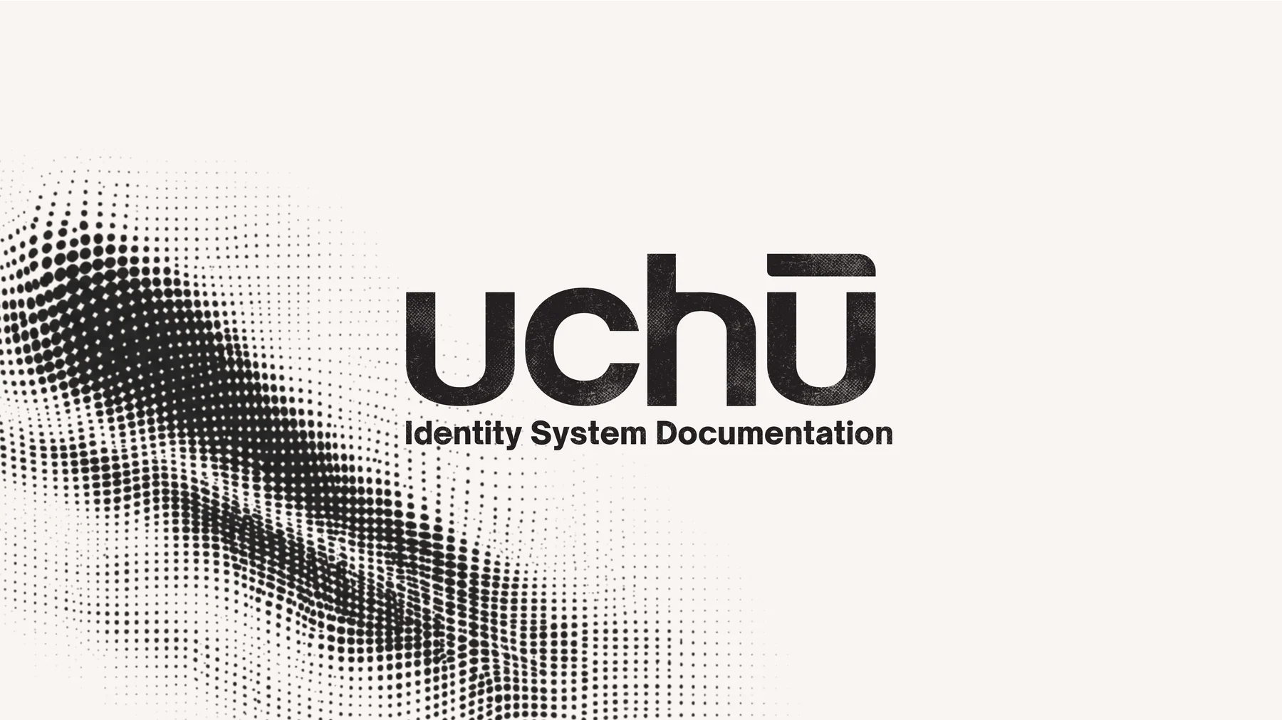 Openingspagina van het identiteitsdocument: de wordmark uchu naast een penseelstreek van halftonestippen